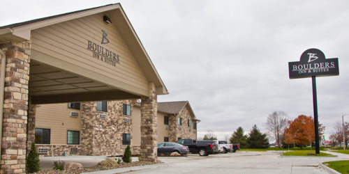 Boulders Inn & Suites